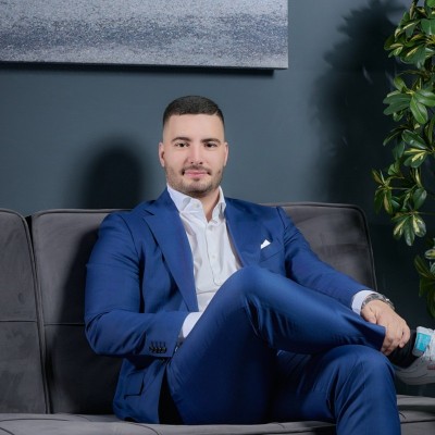 Karim Sfaxi, Geschäftsführer